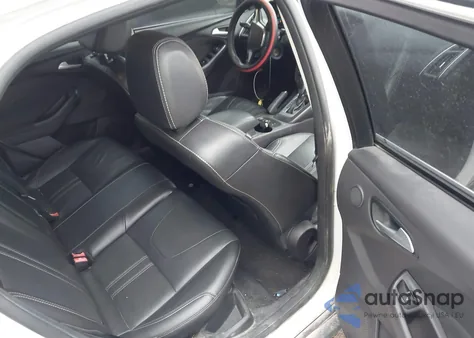 2014 Ford Focus Titanium z USA, uszkodzony, nr VIN 1FADP3J27EL405024